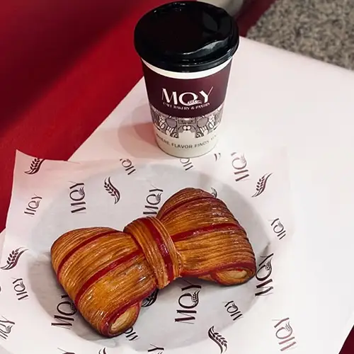 Moy Cafe Bakery کافه