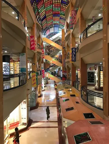 عکس داخل مرکز خرید مهستان