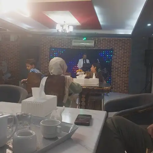 کافه رستوران نارون